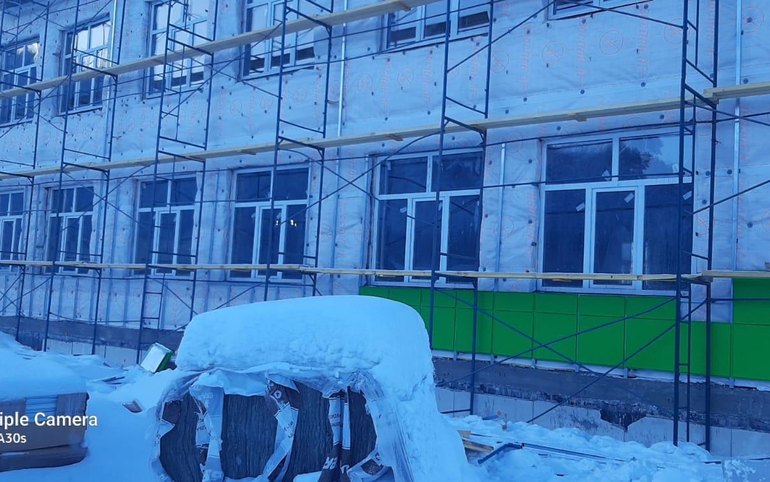 Новую школу в селе Арбаты с просторной спортплощадкой сдадут осенью 