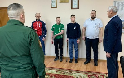 За отвагу: участникам спецоперации из Черногорска вручили госнаграды