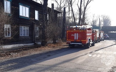 Детей спасли из горящей квартиры в бараке в Усть-Абакане 