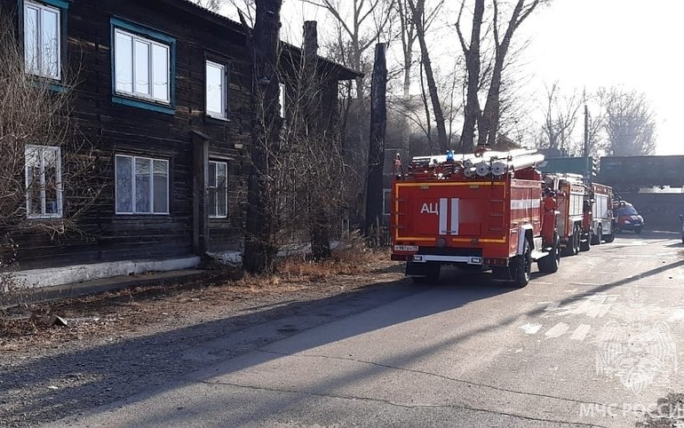 Детей спасли из горящей квартиры в бараке в Усть-Абакане 