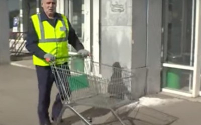 Парковщик тележек в Абакане вновь спас жертву мошенников