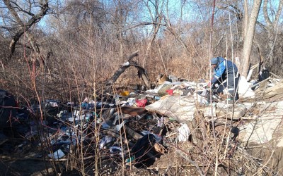 Землянку «поэта души» с горой мусора убирают в абаканской зоне отдыха