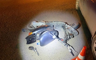 Школьники на мопеде попали под колеса Audi в Абакане 