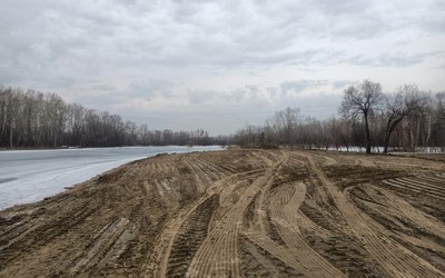 На пляже в абаканской зоне отдыха началось благоустройство 