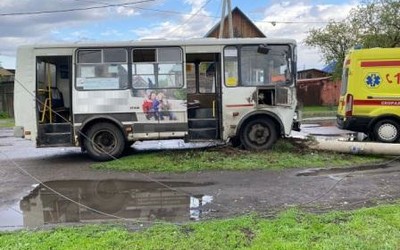 Пассажирский автобус снес электроопору в Абакане. Пострадала женщина  