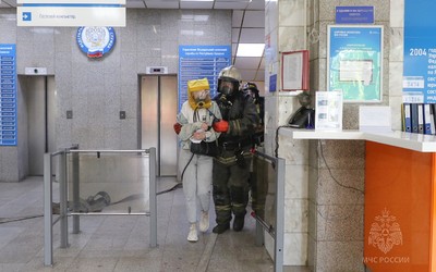Дыхательные аппараты и поиск людей: в здании налоговой в Абакане прошла эвакуация 