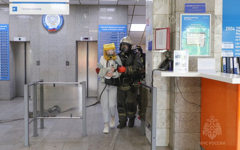 Дыхательные аппараты и поиск людей: в здании налоговой в Абакане прошла эвакуация 