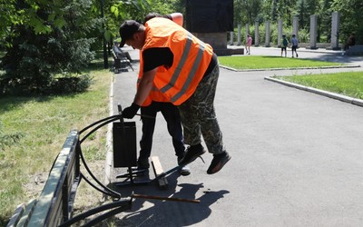 Деревья, скамейки и урны убирают в абаканском парке Победы 