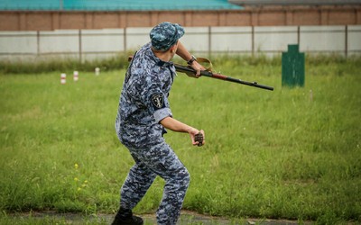 Заплыв с автоматом и метание гранаты: в Хакасии прошел чемпионат среди росгвардейцев