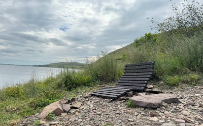Новые знаки и шезлонги появились на горе Кюн Таг