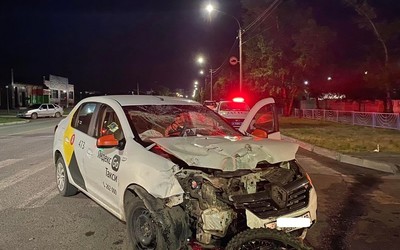 ДТП с Renault и двумя мотоциклами в Черногорске: у байкеров серьезные травмы 