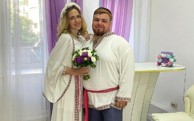 Абаканские молодожены пришли в ЗАГС в славянском стиле