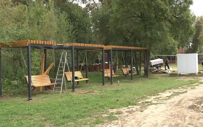 Качели под навесом и площадка-корабль в абаканской зоне отдыха готовы