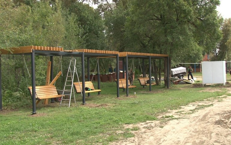 Качели под навесом и площадка-корабль в абаканской зоне отдыха готовы