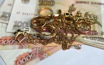 Унесла со дня рождения золото хозяев