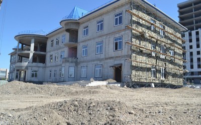 В новой детской поликлинике в Арбане началась черновая отделка 