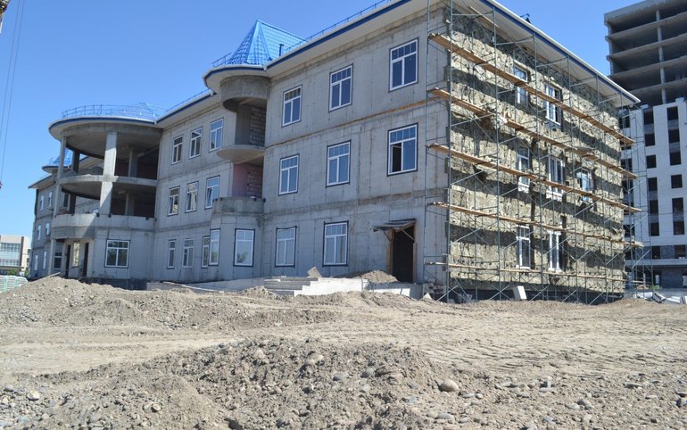 В новой детской поликлинике в Арбане началась черновая отделка 
