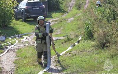 Пожарный рукав на 400 метров от водохранилища в гору тянули черногорские спасатели