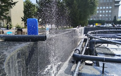 Фонтан на Театральной площади заполняют