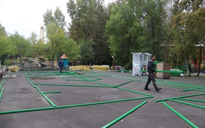Новый аттракцион монтируют в абаканском «Орленке» 