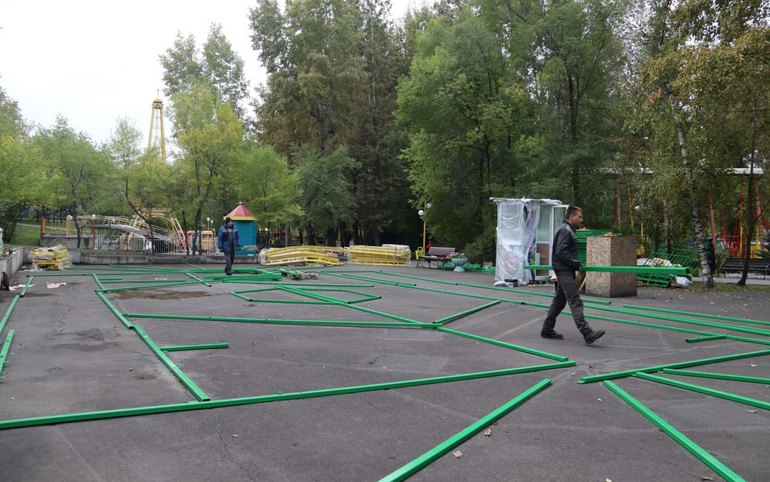 Новый аттракцион монтируют в абаканском «Орленке» 
