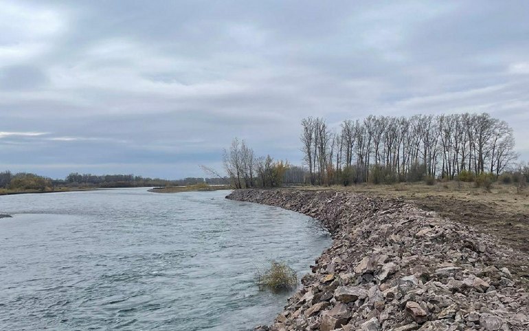 Берег в районе Южной дамбы в Абакане укрепили 