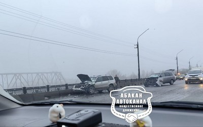 Пробки в обе стороны: на Коммунальном мосту 3 ДТП 