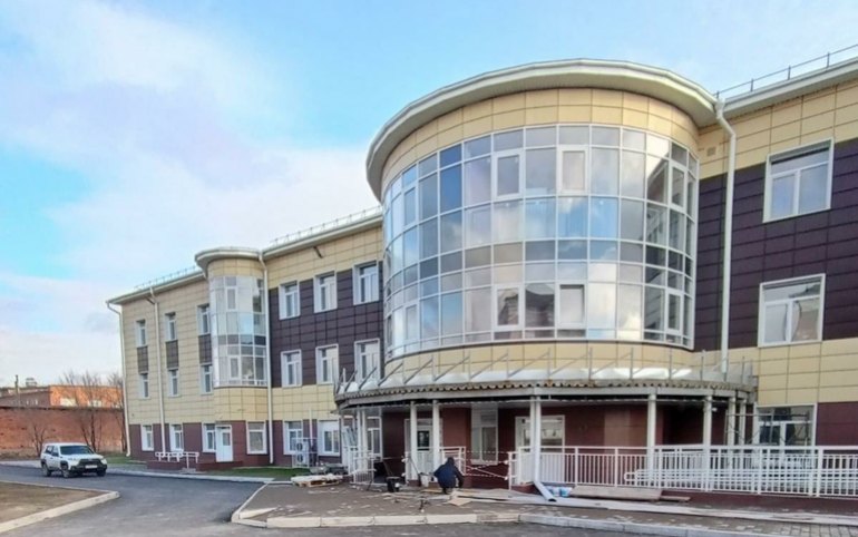 Новую детскую поликлинику в Аскизе оснащают оборудованием