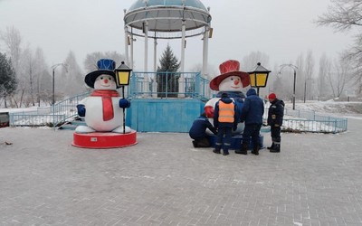 Снеговики украсили абаканский Преображенский парк вместо Театральной площади 