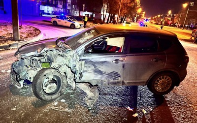 На Пушкина водитель Nissan влетел в КАМАЗ, чистящий дорогу от снега