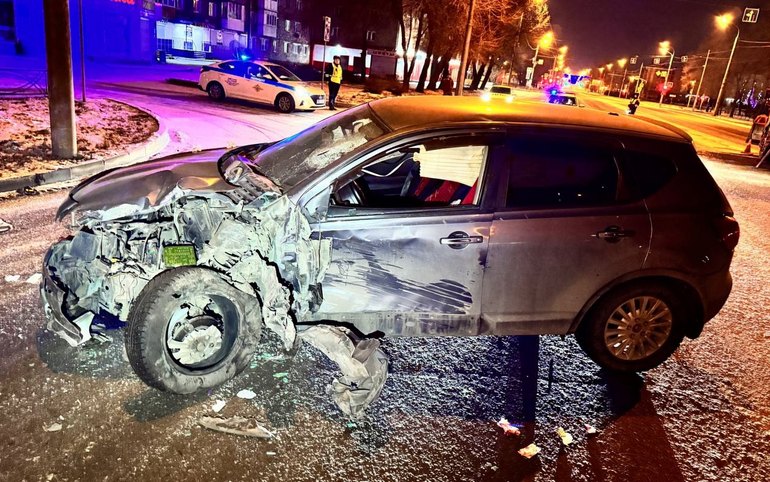 На Пушкина водитель Nissan влетел в КАМАЗ, чистящий дорогу от снега