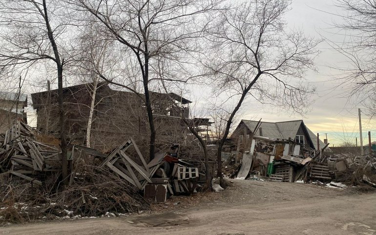 Огромные свалки убирают за абаканцем с городской территории
