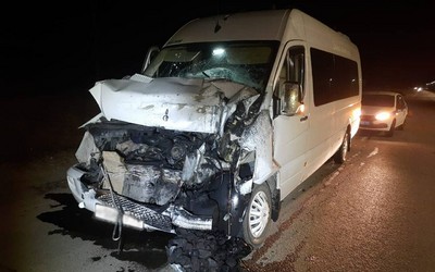 Микроавтобус с 11-ю пассажирами въехал в грузовик в Алтайском районе
