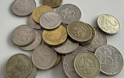Тысячи монет в обувной коробке принесла на обмен абаканка