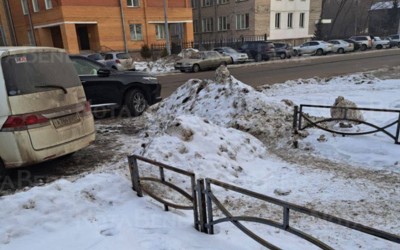 На снежные кучи после уборки коммунальщиков жалуются в Абакане