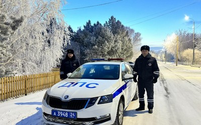 Замерзающего жителя Хакасии спасла автополиция в Шушенском районе