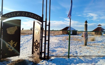 На Салбыкском кургане обновили ограждение