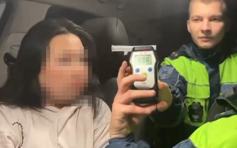 17-летнюю пьяную девушку за рулем поймали в Саяногорске 