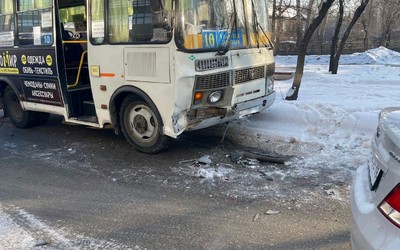 В ДТП с автобусом, Infiniti и Mercedes в Абакане пострадала женщина