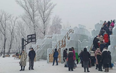 На Рождество в Черногорском парке были закрыты горки