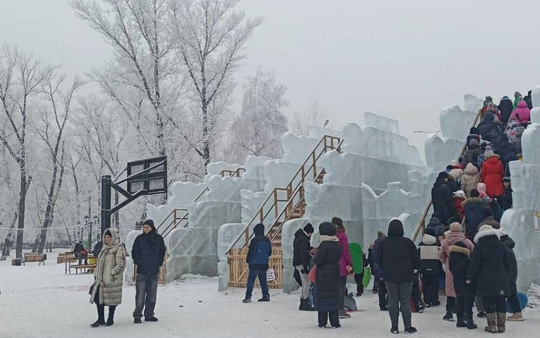 На Рождество в Черногорском парке были закрыты горки