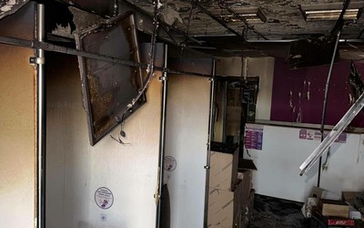 Пункт выдачи товаров горел в Саяногорске этим утром