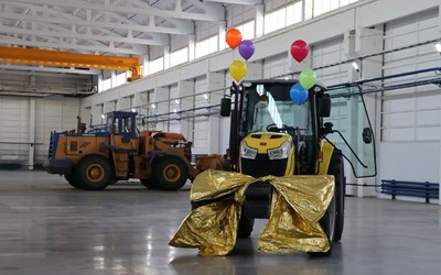 Современный трактор получила белоярская школа. Водить его будут старшеклассники 