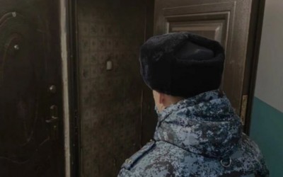 Алиментщик прятался от пристава в кладовке за шторкой в Черногорске