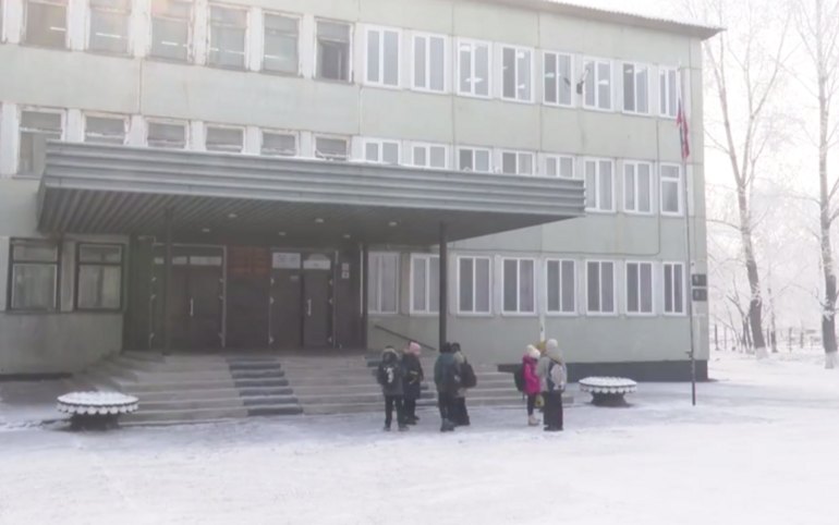 После жалоб учеников на тараканов Роспотребнадзор проверит черногорскую школу №20 