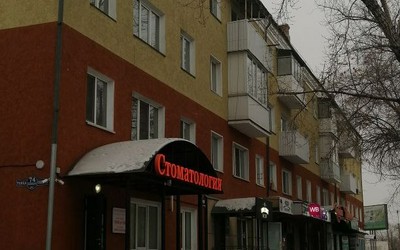 Глыба льда упала с крыши дома на тротуар Черногорске 