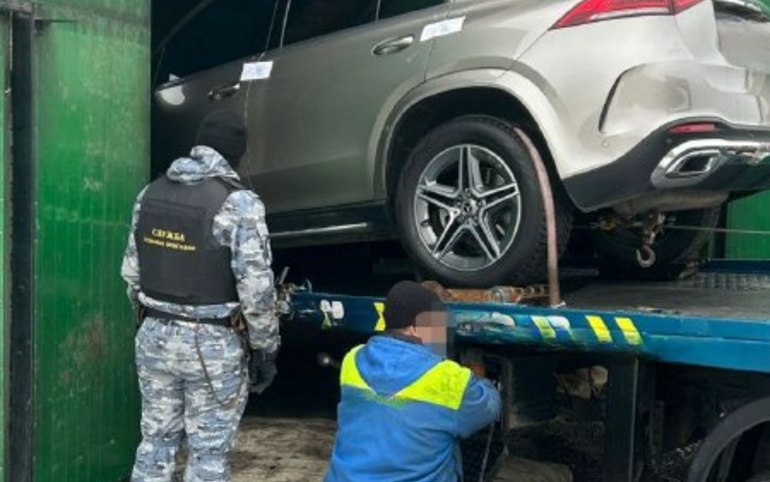 Спрятанный Mercedes должника приставы разыскали в Белом Яре 