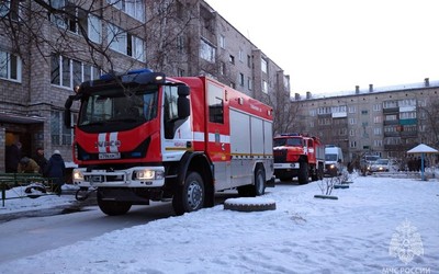 8 взрослых и ребенка спасли пожарные в Абакане. Возгорание началось из-за свечки