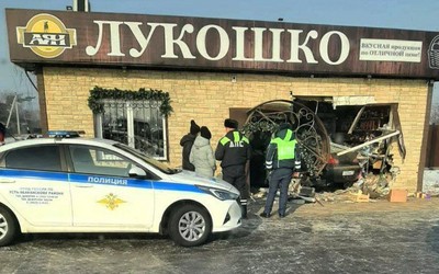Nissan въехал прямо в магазин на въезде в Ташебу. Проломил стену  
