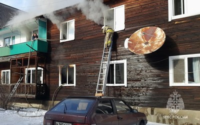 Мужчина погиб в пожаре в Черногорске, а в Абазе из барака эвакуировали людей 